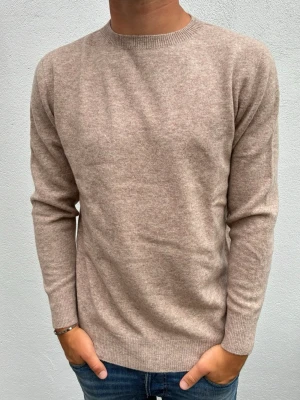 Kashmir tröja - Beige Kashmir Crewneck | Storlek M | Modellen är 177cm lång, passar lite längre | Endast använd 1 gång, därför nyskick | Hör av dig vid frågor🌟