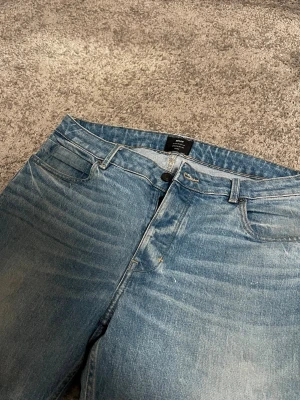 Neuw jeans  - Använda 2-3 ggr. Fräscha och snygga. Rak passform som passar till allt. 44,5 cm midja, 103 cm längd  Nypris 1700kr. 