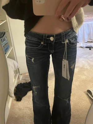 Lågmidjade bootcut jeans Gina Tricot - Säljer ett par helt nya mörkblå lågmidjade bootcut jeans från Gina Tricot, pris i butik 360🫶🏼💕🥹skriv om funderingar 