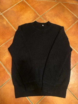 Weekday stickat tröja oversized / loose fit - Fin stickat tröja från Weekday. #Y2K #90s #vintage #retrostyle #rare #unikat #prelovedfashion #streetwear #casualstyle #archive #sport #gym #outdoor #tiktok #viral #grunge #2000s #aesthetic #core #classic #opium #rap #swag