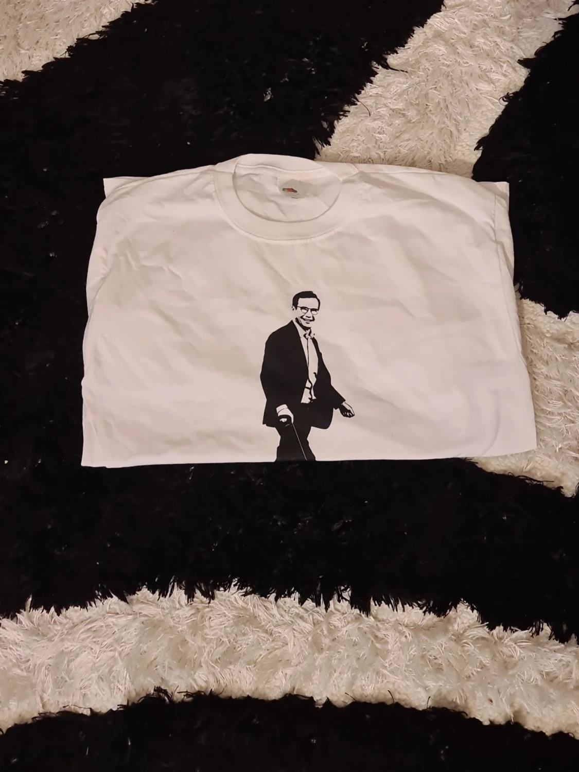 Vit t-shirt med svart tryck - 1