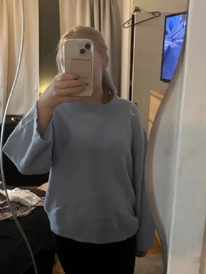 Ljusblå stickad tröja från 157 - Mysig ljusblå stickad tröja från 157 med avslappnad passform och rund hals.  Perfekt för lager på lager under kyliga dagar.