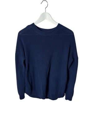 Marinblå stickad tröja Zadig & Voltaire - En stilren marinblå stickad tröja från Zadig & Voltaire. Tröjan har rund halsringning, ribbade muddar och lång ärm. Perfekt för dig som gillar en enkel men snygg look. Passar till allt och är superenkel att matcha.