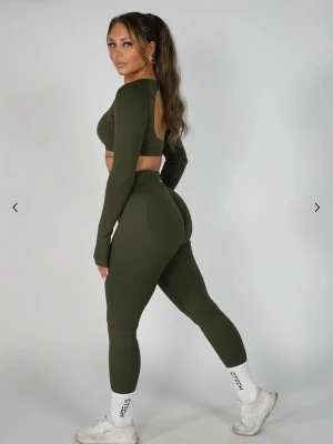 Mörkgröna träningstights från GTECH - Soft Performance Tights från Gtech. Storlek: L. Färg: Green.  Detaljer: ✔️ Mjuk och stretchig tygkänsla ✔️ Scrunch-effekt för en smickrande look ✔️ Mellanhögt midjeband för en bekväm passform ✔️ GTECH-logotyp ✔️ Normal längd för en klassisk passform  Mitt pris: 300kr. Pris på hemsidan: 499kr.