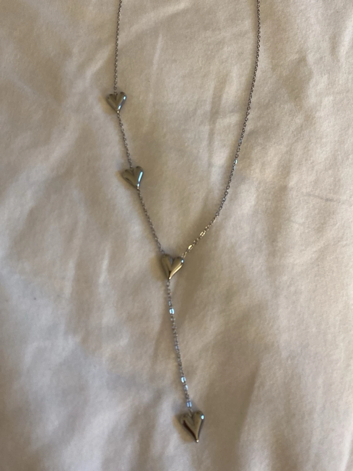 Snyggt silverhalsband med hjärtan