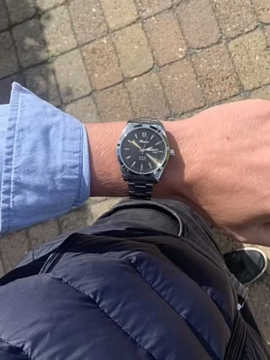 Silverfärgade svart klocka x Doventi  - 🌟 Doventi - Helt ny och oanvänd klocka i toppskick! 🌟 🎁 Levereras komplett med originalbox. ✨ Perfekt skick, garanterat utan defekter. ⚙️ Enkel justering för optimal passform. 🚀 Snabb leverans samma dag – direkt till dig!