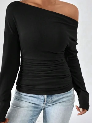 Svart offshoulder topp - Säljer en svart offshoulder topp med lång ärm och tight passform. Toppen har en stilren och enkel design som passar perfekt till många olika outfits. Materialet känns mjukt och stretchigt mot huden.