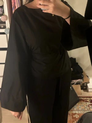 Bell-sleeve black top - Det finns ett rep så du väljer själv hur tight det ska vara i midjan, ganska nu och väldigt skön