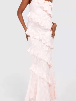 Ljusrosa långklänning med volanger - Säljer min jättefina balklänning som jag bara använt en gång. Storleken är M men den passar mig som är S så skulle säga S. Skriv för fler bilder!!! 