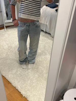 Ljusblå baggy jeans  - Säljer ett par superfina ljusblå baggy jeans från hm, säljer då de tyvärr inte kommer till användning. Storlek 34 och knappt använda💓