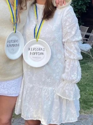 Studentklänning - Säljer min fina studentklänning från NA-KD i storlek 38. Sååå fin och bara använd på själva utspringet!!