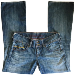 Vintage lowwaist flare jeans y2k, Tommy Hilfiger  - Supercoola unika lågmidjade bootcut jeans! (Obs! Finns en liten fläck på framsidan av höger ben, se bilder) Midjemått 88cm, Grenhöjd 20cm, Innerbenslängd 80,5cm, Benöppning rakt över 25,5cm