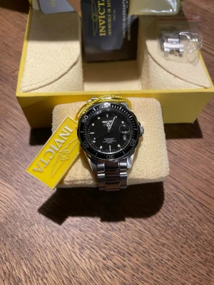 Invicta klocka - Modell: 8932 All stainless steel Original låda, alla tillbehör medföljer, original kartong.  Provad men aldrig använd 