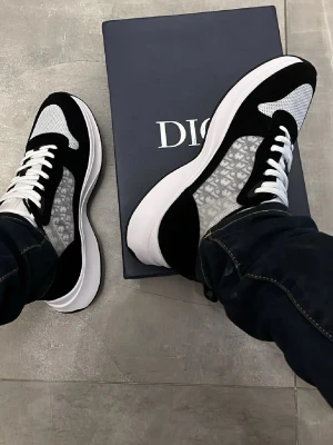 B25 - Helt nya, storlek 41. Allt medföljer 