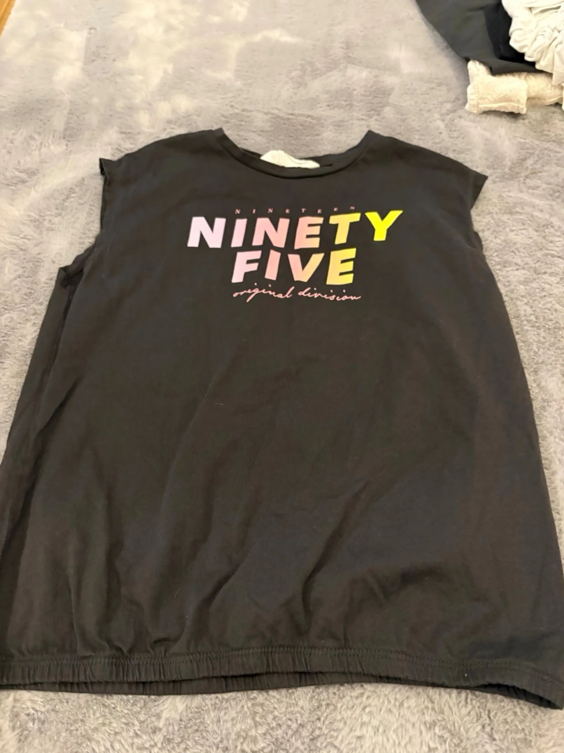 Svart ärmlös t-shirt med tryck