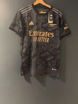 Svart Arsenal matchtröja (Gyökeres) - Hej säljer sprillans ny Arsenal matchtröja i storlek S. Storleken är stor i sin storlek så den skulle även passa i M. Inte använd nån gång ( priset är inte fast pris)