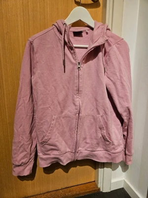 Rosa mjukis set - Ett rosa mjukis set ifrån intersport, byxorna är i storlek M och zip hoodien i storlek S-