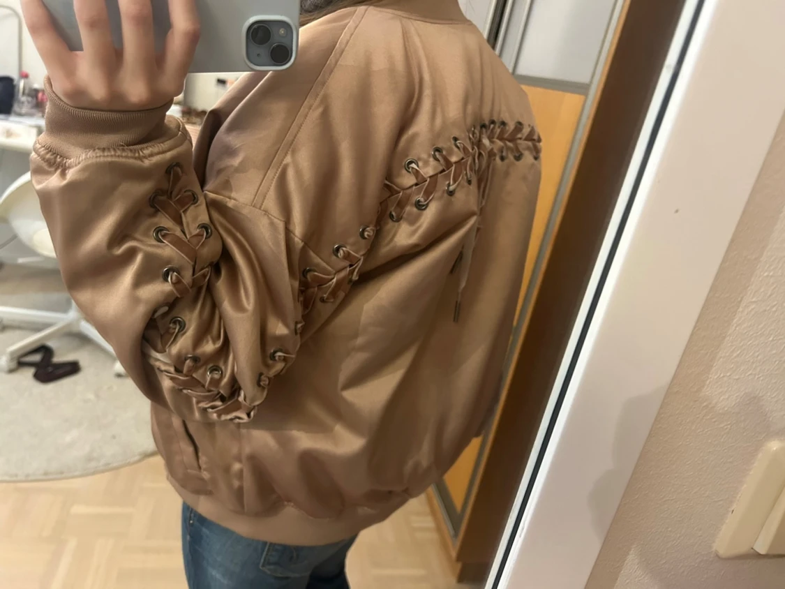 Beige bomberjacka med snörningsdetaljer - 2