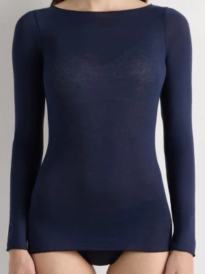  Mörkblå intimissimi topp  - En enkel och stilren mörkblå långärmad topp med rund halsringning. Tunn och mjuk i materialet, perfekt att bära som basplagg. Toppen har en kroppsnära passform och är tillverkad i ett stretchigt tyg som känns bekvämt mot huden.