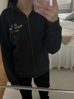 Peak Performance munkjacka - Blivit urtvättad, mörkblå färg (de två sista bilderna visar mer rättvis bild på färgen)