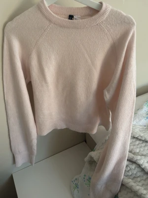 Ljusrosa stickad tröja  - Supersöt ljusrosa stickad tröja från H&M. Tröjan är i ett supermjukt material och har inga större tecken på användning . Perfekt till en dag på sommaren eller till vardags!💗