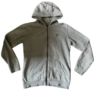 Lyle & Scott - Tjena säljer min Lyle & Scott zip tröja då den ej används. Skick 6/10 då den är rätt använd men fortfarande ser bra ut. Kom privat för mer info💪🏽💯