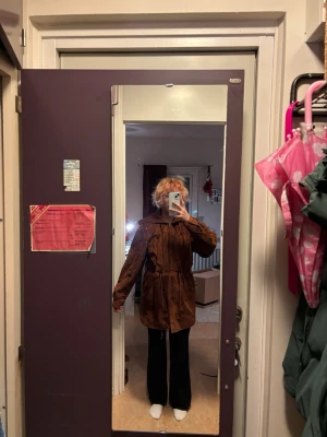 Jacka (fantasy-vibe) - Fin jacka köpt på beyond retro med shoulder pads och snygg huva. Varm å skön, lite fantasy vibe