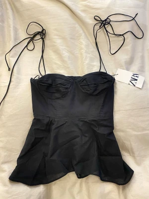 Zara topp - Säljer den här fina toppen jag köpte i somras men tyvärr i en för liten storlek till mig😔🤍 prislappen sitter kvar och är helt ny! 