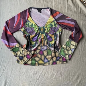 Vintage y2k butterfly top  - Butterfly top i y2k stil. Från märket Jane Doe collection som var aktiv under 90-00 tal, så ett plagg från den riktiga y2k eran. Riktigt cool med paljetter och sammetsdetaljer. Står storlek L men är mindre i storleken skulle jag säga. 💕