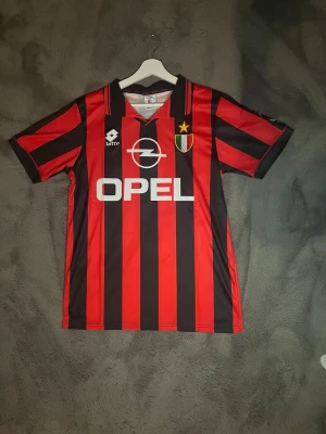 AC MILAN Maldini #3 - Säljer en milan tröja med Maldini på ryggen. Tröjan är aldrig använd, har fortfarande kvar lappen. Storlek M, sitter bra på mig men endast testad! Vid frågor hör av dig!