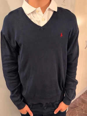 Ralph Lauren tröja  - Ralph Lauren tröja storlek L  Skick enligt bild  Modellen är 180 cm