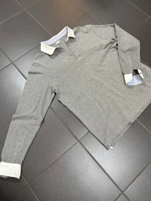 Skjorta - Tja, säljer en skjorta från OVS. Skick 9/10, knappt använd. STORLEK L MEN PASSAR M. Nypris 1200, mitt pris 249. Hör av dig vid frågor o funderingar!