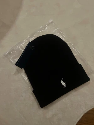 Svart mössa  - Snygg svart mössa