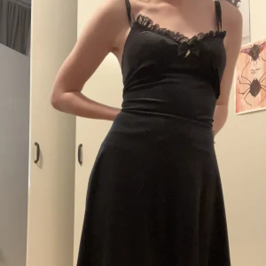 Svart klänning! - Svart klänning med spetts. Banden är justerbara! Använd kanske två, tre gånger. Säljer då den är lite för stor. Skriv för mer info elr bättre bilder <3