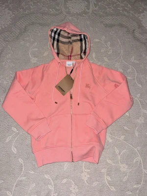 Burberry kofta rosa - Helt ny plast på alla taggar kommer påse den är mindre än size 160 helt ny 