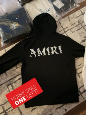 Amiri Hoodie - Säljer en helt ny Amiri hoodie som är i storlek M, berätta hur lång du är och hur mycket du väger så att jag svarar om den passar eller inte.. Passar perfekt inför vintern, håller dig stilig och varm. Om du vill köpa den vita så finns den i min profil. Passa på och köp❄️