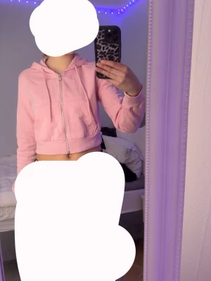 Rosa tröja med luva och kjedja - En jätte fin rosa tröja! Skulle säga att den passar som en XS! ❤️ mjuk och skön är den!