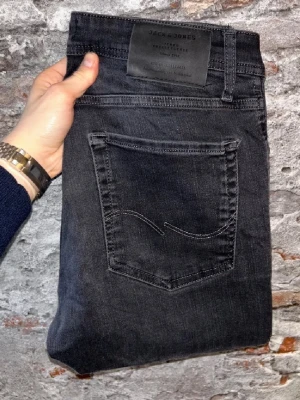 Svarta jeans från Jack & Jones - Tjena! Säljer nu ett par riktigt trendiga jeans från Jack & Jones, jeansen är i in princip nyskick, hör av er vid minsta fundering 💭 