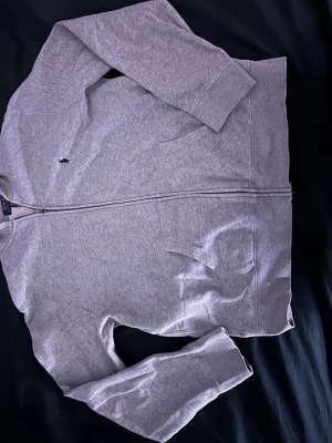 Polo Ralph zip Hoodie  - Storlek S för herr ungdom XL. I bra skick inget fel med tröjan.