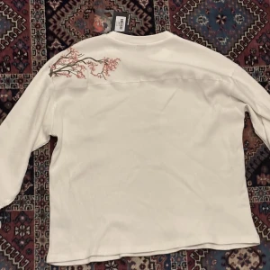 Derschutze långärmad tröja - Vit derschutze blossom waffle thermal longsleeve. Limited edition. TTS men passar också L. Nyskick, alla taggar finns kvar. Dm om ni undrar något. Säljer mer derschutze på min profil. 