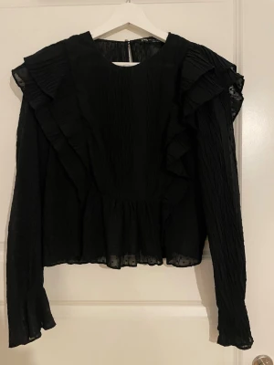 Blus från Zara  - Jättegullig blus med volanger från Zara i storlek S 💞💞🫰🏻