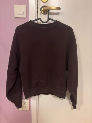brun tjocktröja från gina i storlek xxs - passar även xs