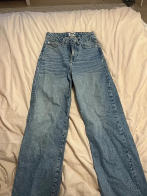  ljusblå jeans - Klassiska jeans i ljusblå tvätt med raka ben och hög midja.Perfekta för en avslappnad och tidlös look.