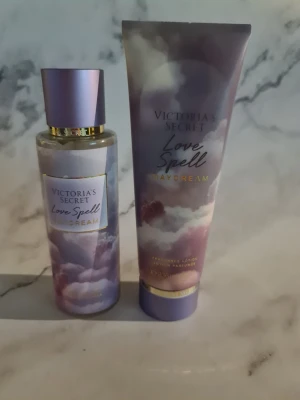 Love Spell Daydream duo set - Fräsch duo med Love Spell Daydream body mist och lotion. Innehåller noter av sparkling berries och jasmine musk. Lotionen har volym 236 ml. Perfekt för dig som vill ha en mjuk och drömmig känsla hela dagen. Helt nytt och oanvänt
