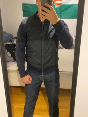 HUGO BOSS cardigan - En mörk blå Hugo boss cardigan som håller värmen riktigt bra och inte flashar märket för mycket ,mycket stilig cardigan 