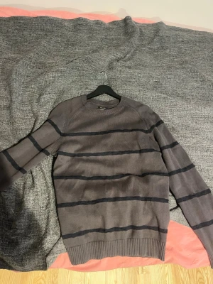  Massimo Dutti tröja storlek L - Säljer en brun långärmad tröja från Massimo Dutti i exklusiv bomull. Tröjan har svarta horisontella ränder och ribbade muddar vid ärmslut och nederkant. Tröjan är i bra skick, då jag inte använt den speciellt mycket eftersom att den är för stor för mig. Hör av dig vid fler frågor!