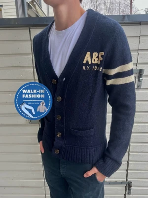  Abercrombie & Fitch kofta - Tja! Säljer nu denna sjukt snygga abercrombie korta som är sjukt inne. Skick 9/10 riktigt bra utan synliga defekter. Modellen är 185 och väger 70kg men passar allt mellan 177-187 skulle ja säga! Hör av er vid funderingar!