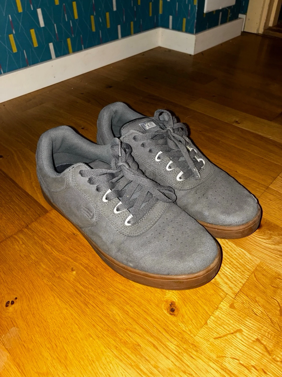 Gråa Etnies sneakers i mocka