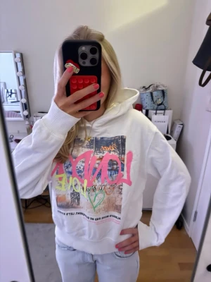 Zara hoddie  - Säljer nu min älskade hoddie från Zara pga att jag inte använder den längre, efterfrågad derför priset💗fint skick, storlek 11-12/148 men passar mig som har xxs-s i toppar