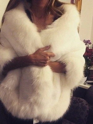 Vit fluffig pälscoat  - Säljer en supermjuk och fluffig vit pälsväst med bred krage och generös passform. Västen har en lyxig känsla och är perfekt för dig som vill sticka ut. Passar snyggt över en enkel outfit för extra värme och stil. Använd en gång och köpt från Italien.
